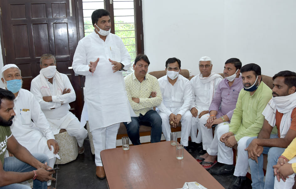 जनता रोड़ स्थित कार्यालय पर अखिल भारतीय पंचायत संगठन की बैठक में विचार रखते राष्ट्रीय अध्यक्ष न?