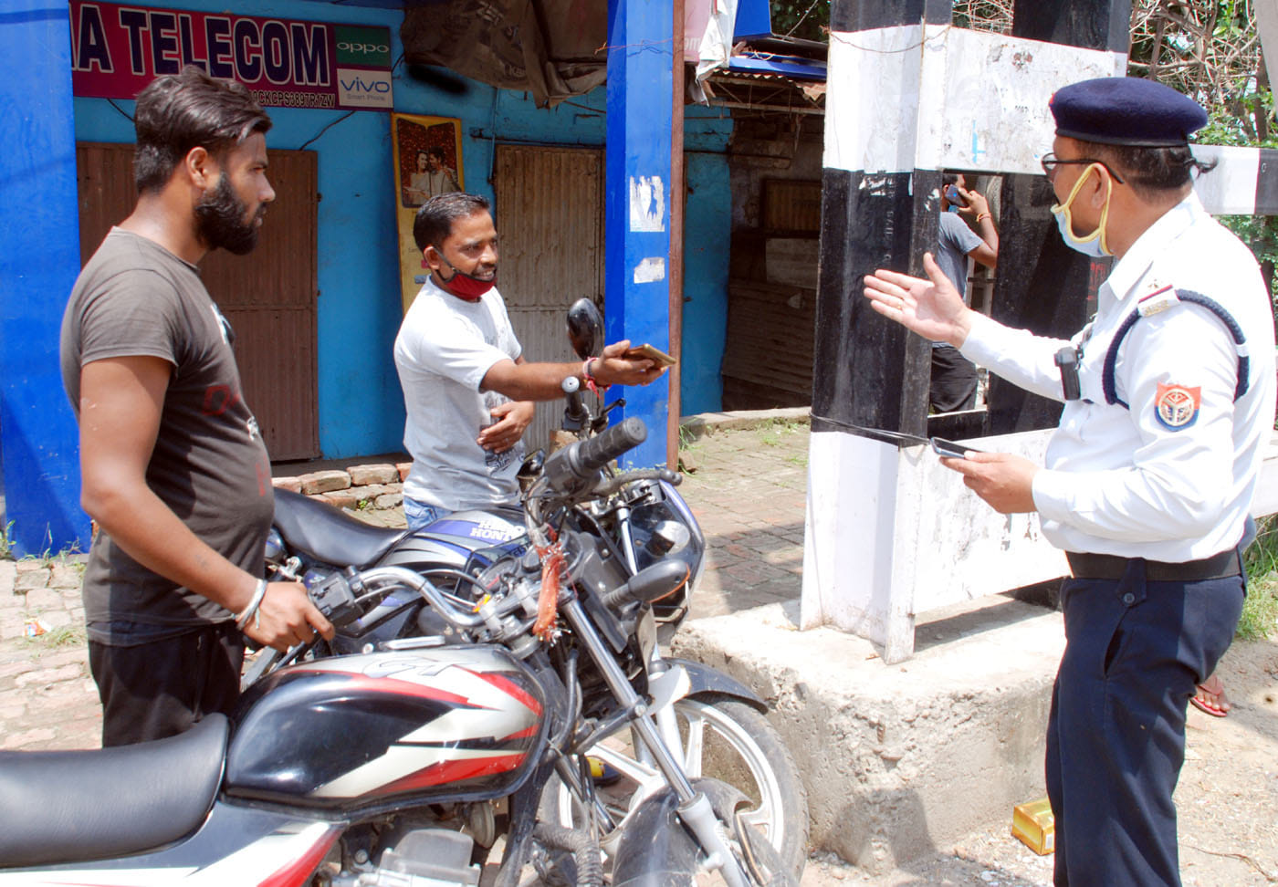 शामली बाईक सवार युवको का चालान काटते पुलिसकर्मी शामली बाईक सवार युवको का चालान काटते पुलिसकर्मी