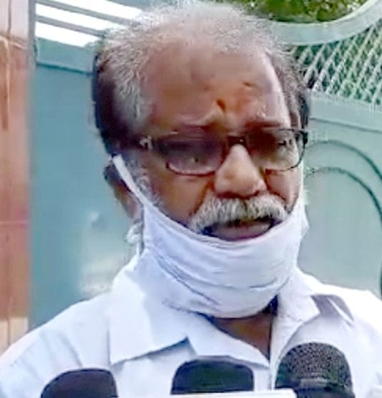 मामले की जानकारी देते बीईओ डॉ. नरेश वर्मा। मामले की जानकारी देते बीईओ डॉ. नरेश वर्मा।