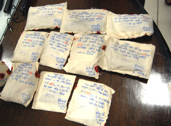 नानौता पुलिस द्वारा नशीले पदार्थो की तस्कारी के आरोप में पकड़े गये आरोपीयो से बरामद सामान नानौता पुलिस द्वारा नशीले पदार्थो की तस्कारी के आरोप में पकड़े गये आरोपीयो से बरामद सामान