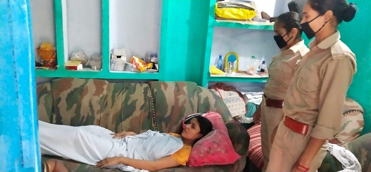 महिला सिपाही रिंकी गमगीन हालत में लेटी तैनात महिला कांस्टेबल