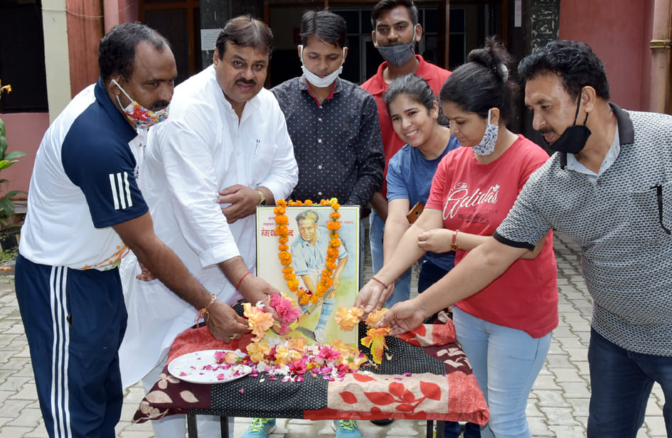 खेल दिवस पर स्टेडियम में मेजर ध्यानचंद का जन्मदिवस मनाते हॉकी खिलाड़ी