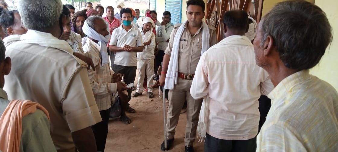 पुलिस की मौजूदगी में होता खाद वितरण पुलिस की मौजूदगी में होता खाद वितरण
