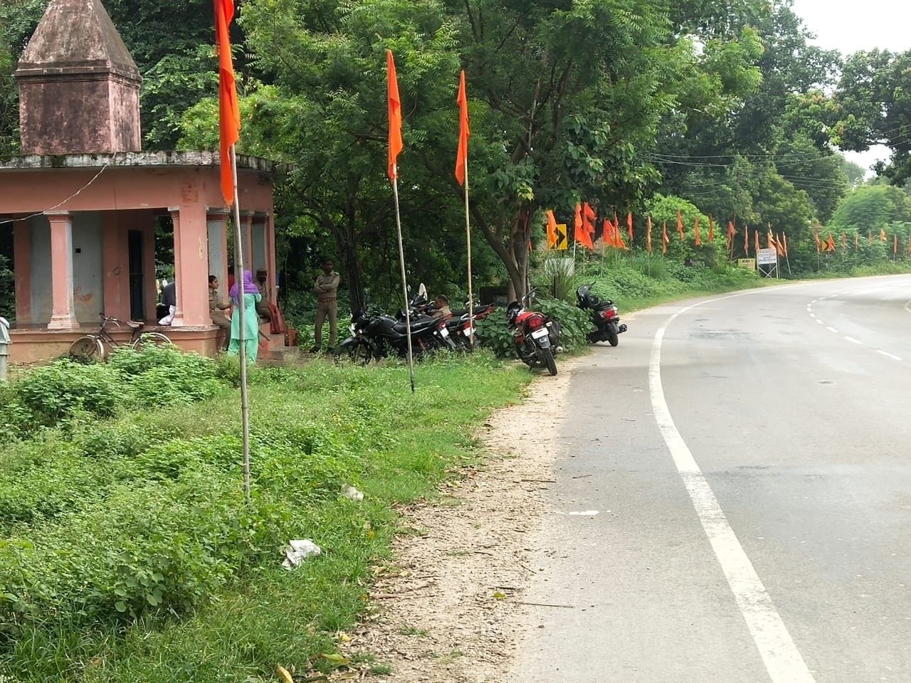 कुंडा के शेखपुर में लगाए गए झंडे।