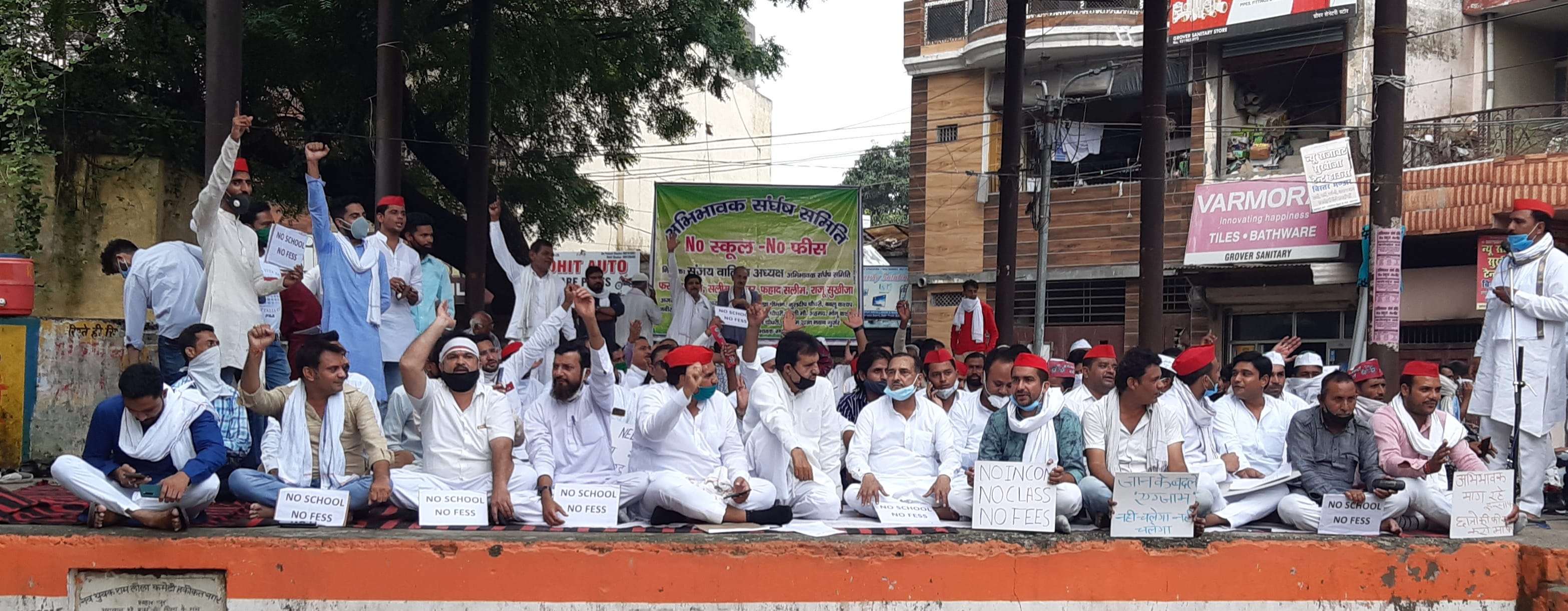 हकीकतनगर रामलीला मैदान पर सांसद के साथ धरना देते कई संगठनों के लोग हकीकतनगर रामलीला मैदान पर सांसद के साथ धरना देते कई संगठनों के लोग