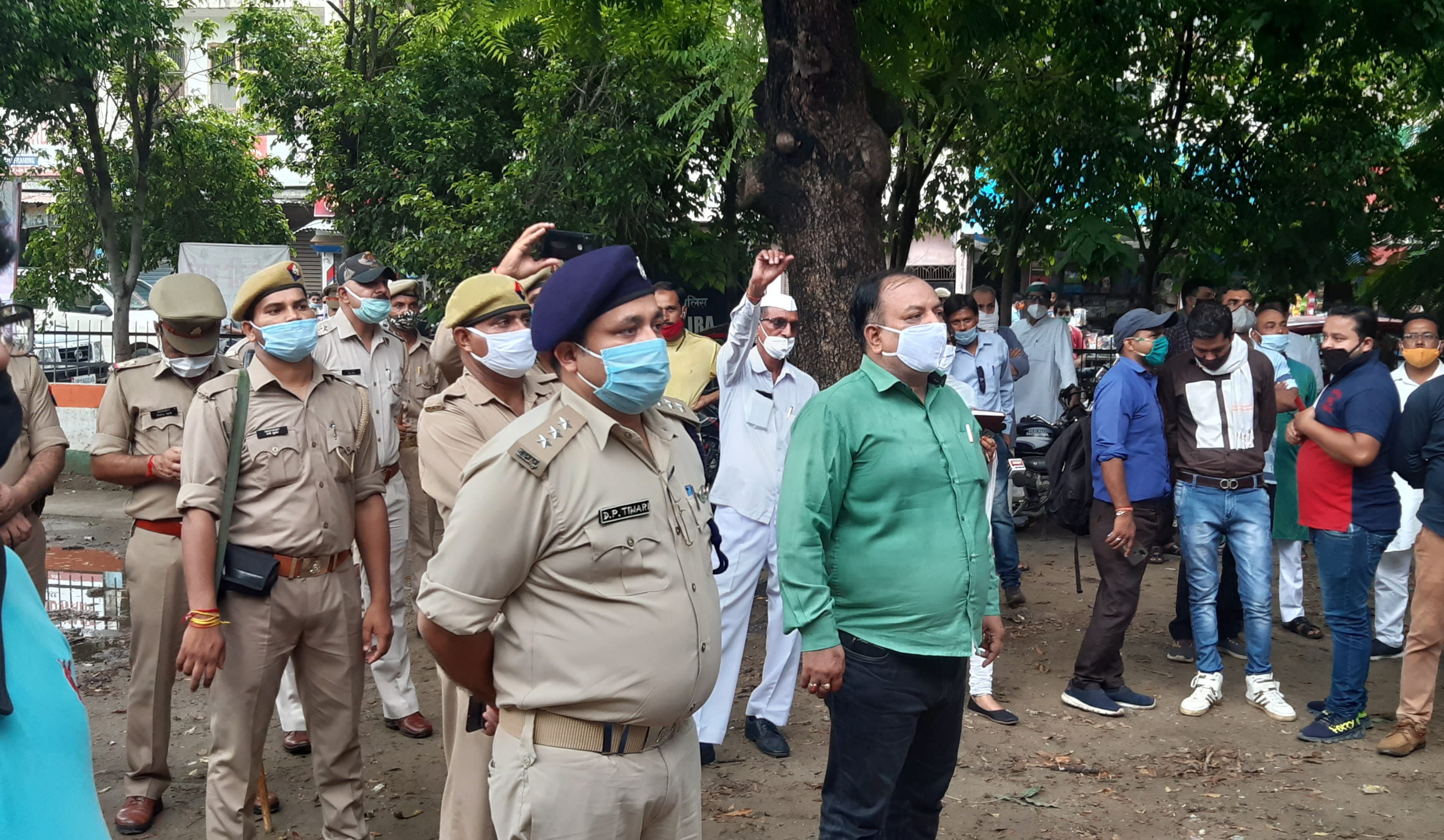 हकीकतनगर रामलीला मैदान पर ज्ञापन लेने पहुंचे नगर मजिस्ट्रेट सुरेश कुमार सोनी और मौजूद पुलिस बल हकीकतनगर रामलीला मैदान पर ज्ञापन लेने पहुंचे नगर मजिस्ट्रेट सुरेश कुमार सोनी और मौजूद पुलिस बल