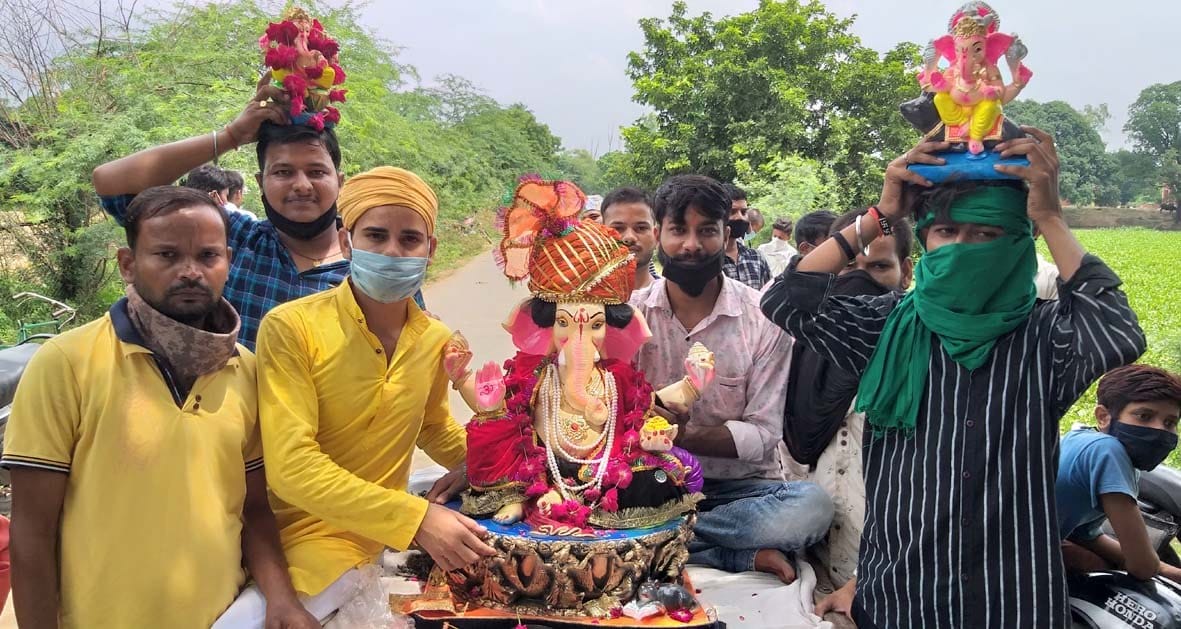 विसर्जन को जाते गणपति विसर्जन को जाते गणपति