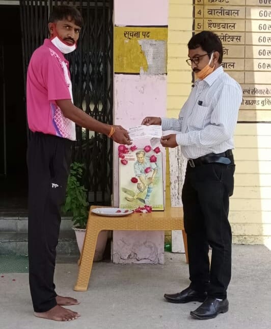 अंशकालिक प्रशिक्षक को चेक देते जिला क्रीड़ा अधिकारी। संवाद अंशकालिक प्रशिक्षक को चेक देते जिला क्रीड़ा अधिकारी। संवाद