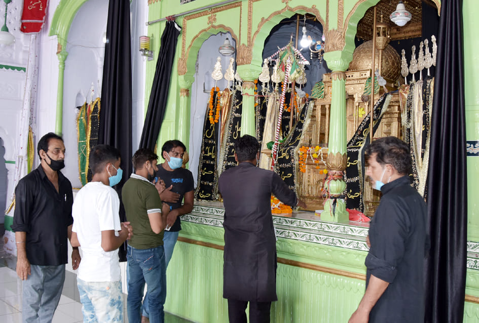 सहारनपुर के जाफर नवाज स्थित बडा इमाम बारगाह में मुहर्रम पर मौजूद सोगवार।