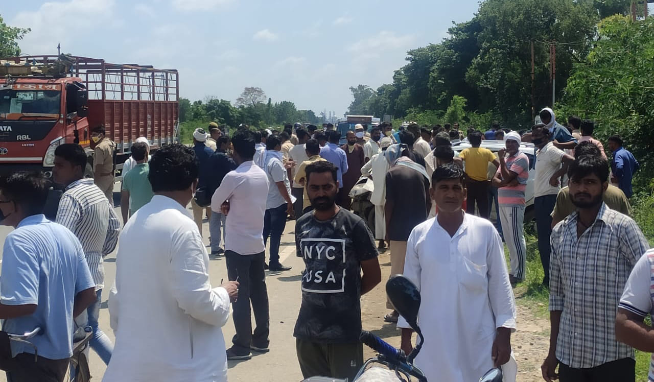 देवबंद में हाईवे पर सड़क हादसे के बाद घटनास्थल पर एकत्र लोगों की भीड़ देवबंद में हाईवे पर सड़क हादसे के बाद घटनास्थल पर एकत्र लोगों की भीड़