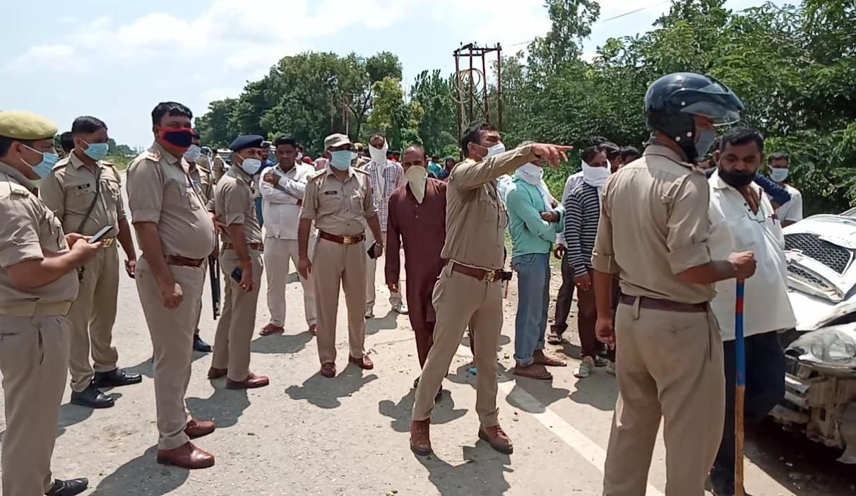 हादसे के बाद हाईवे पर एकत्र लोगों को हटवाती पुलिस हादसे के बाद हाईवे पर एकत्र लोगों को हटवाती पुलिस