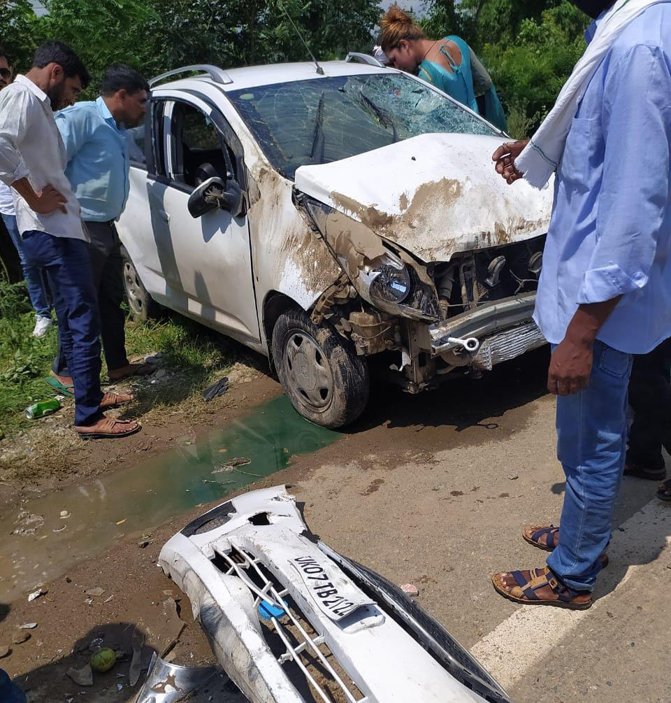 हादसे के बाद खाई में पलटी कार को देखते लोग हादसे के बाद खाई में पलटी कार को देखते लोग