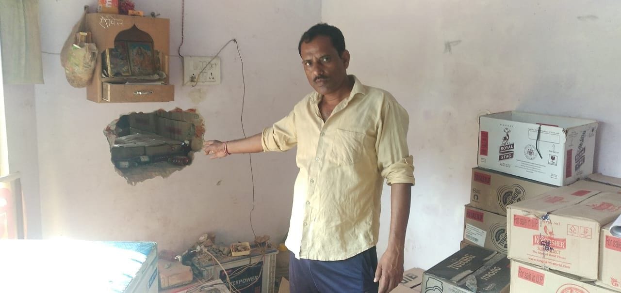 खरखौदा में शराब की दुकानों में हुई चोरी की जानकारी देता व्यक्ति। खरखौदा में शराब की दुकानों में हुई चोरी की जानकारी देता व्यक्ति।