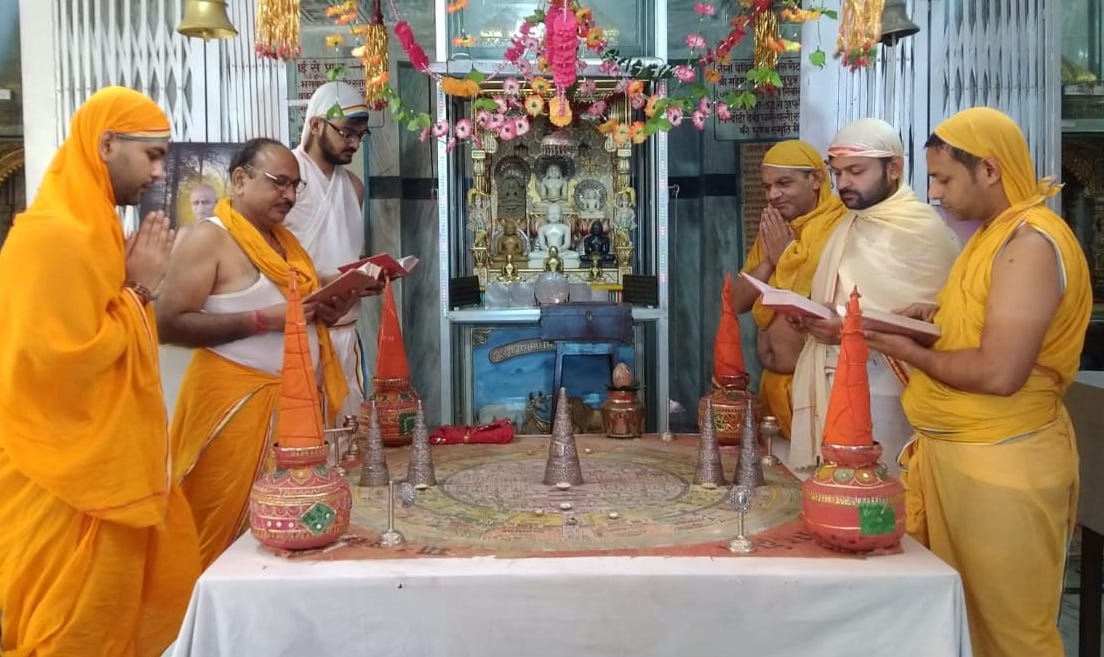 गढीपुख्ता दिगम्बर जैन मन्दिर में दशलक्षण पर्व पर पुजन करते जैन समाज के लोग गढीपुख्ता दिगम्बर जैन मन्दिर में दशलक्षण पर्व पर पुजन करते जैन समाज के लोग