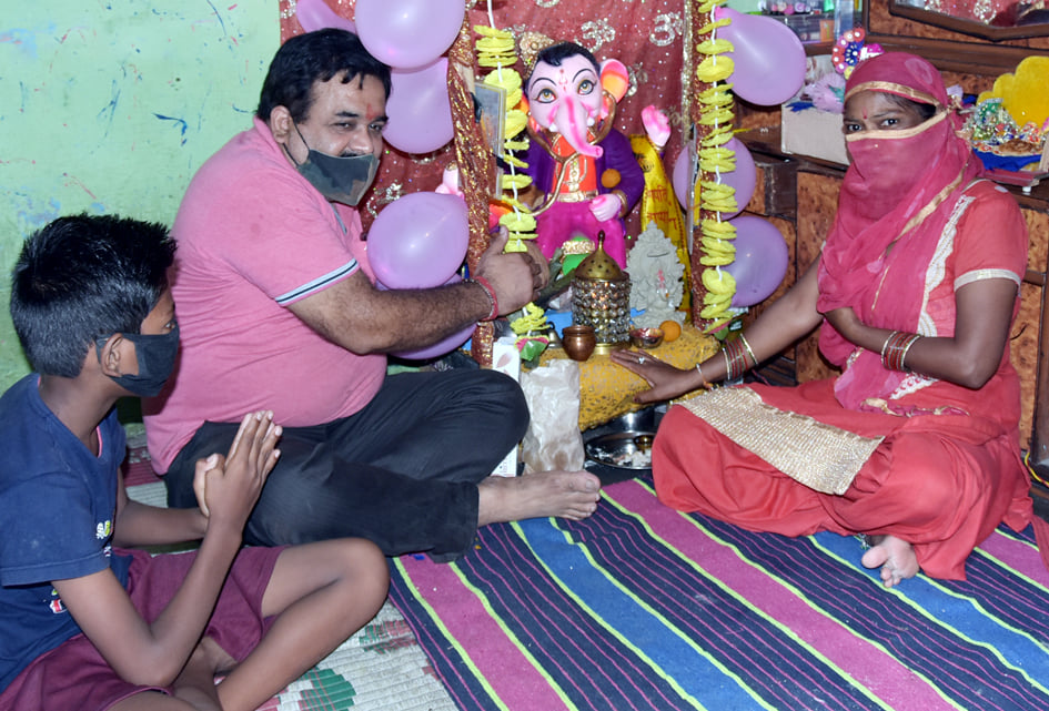 नवाबगंज चौक मोहल्ले गणेश स्थापना करते श्रद्घालु नवाबगंज चौक मोहल्ले गणेश स्थापना करते श्रद्घालु