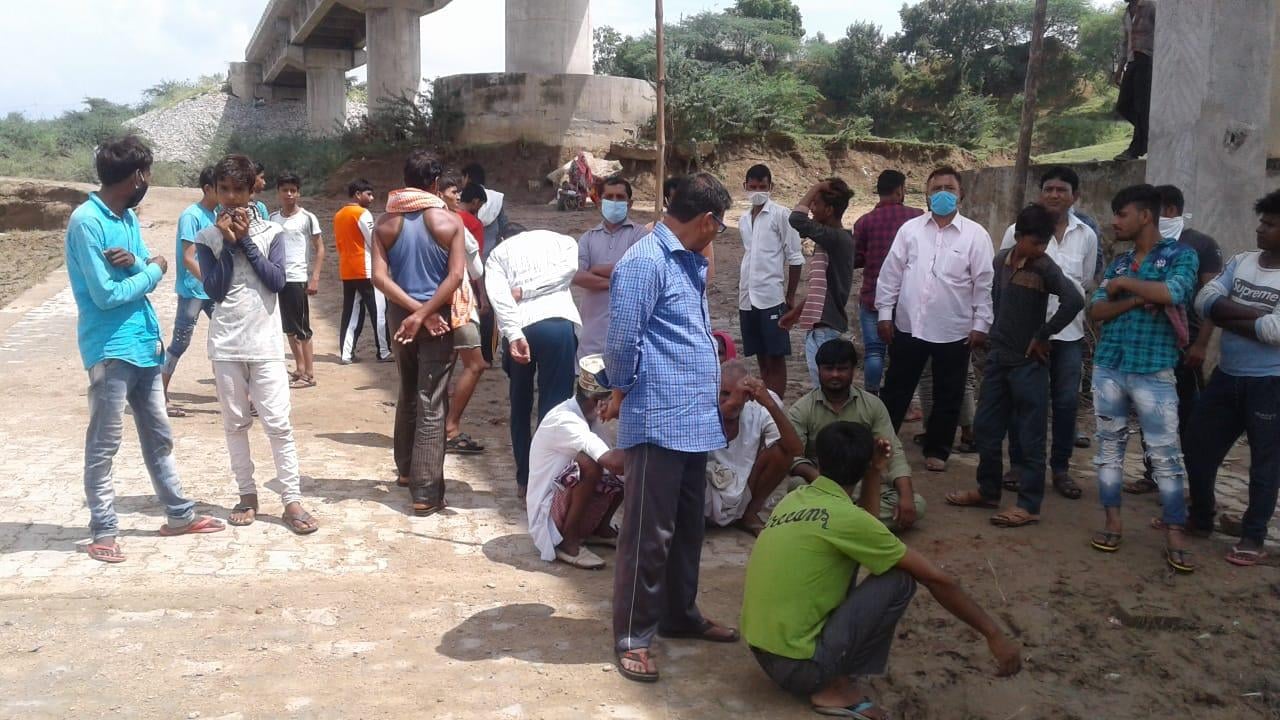 कोटरा में बेतवा नदी किनारे  परिजन व ग्रामीण