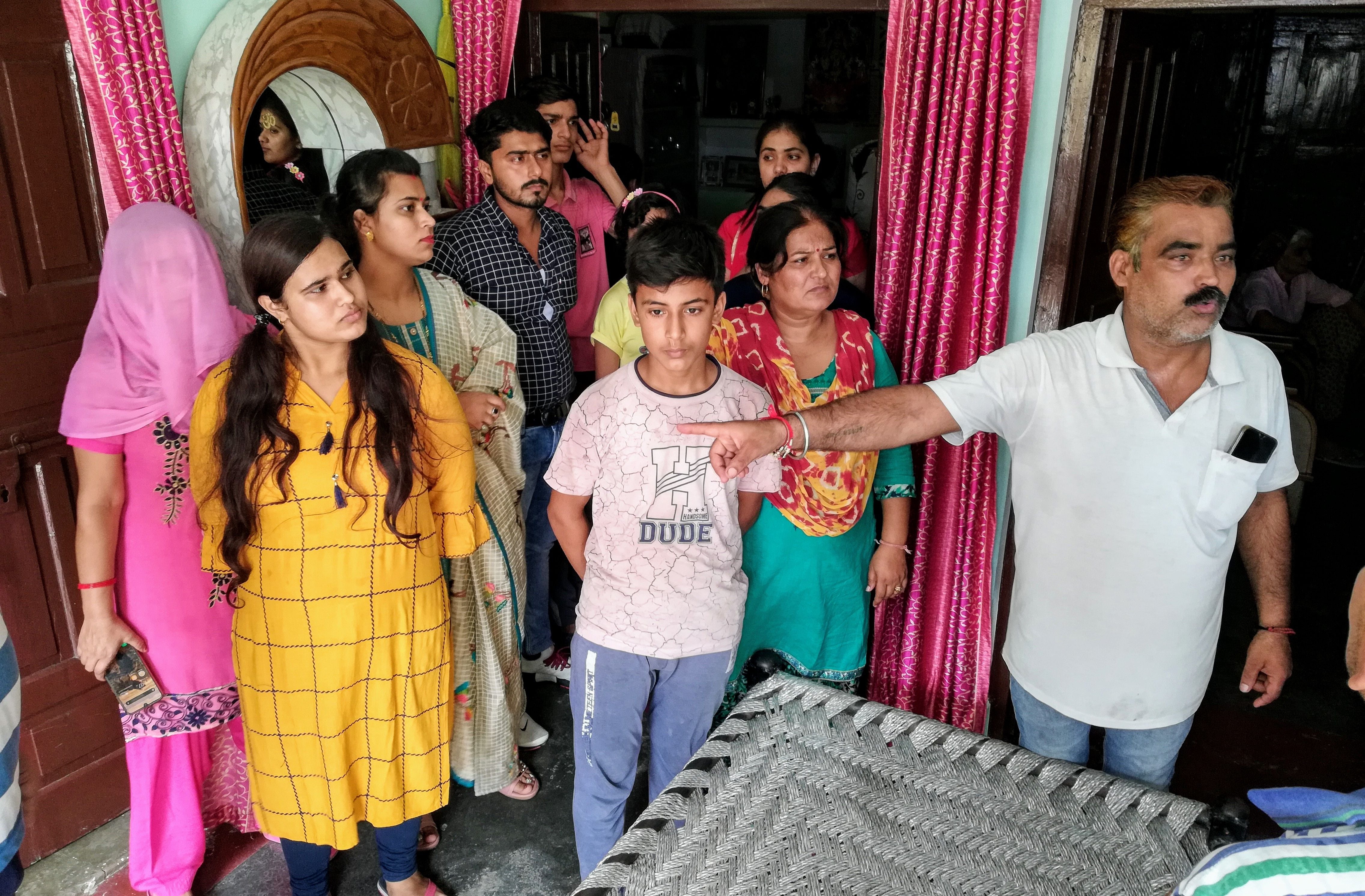 चोरी की घटना के बारे में जानकारी देते परिजन। चोरी की घटना के बारे में जानकारी देते परिजन।