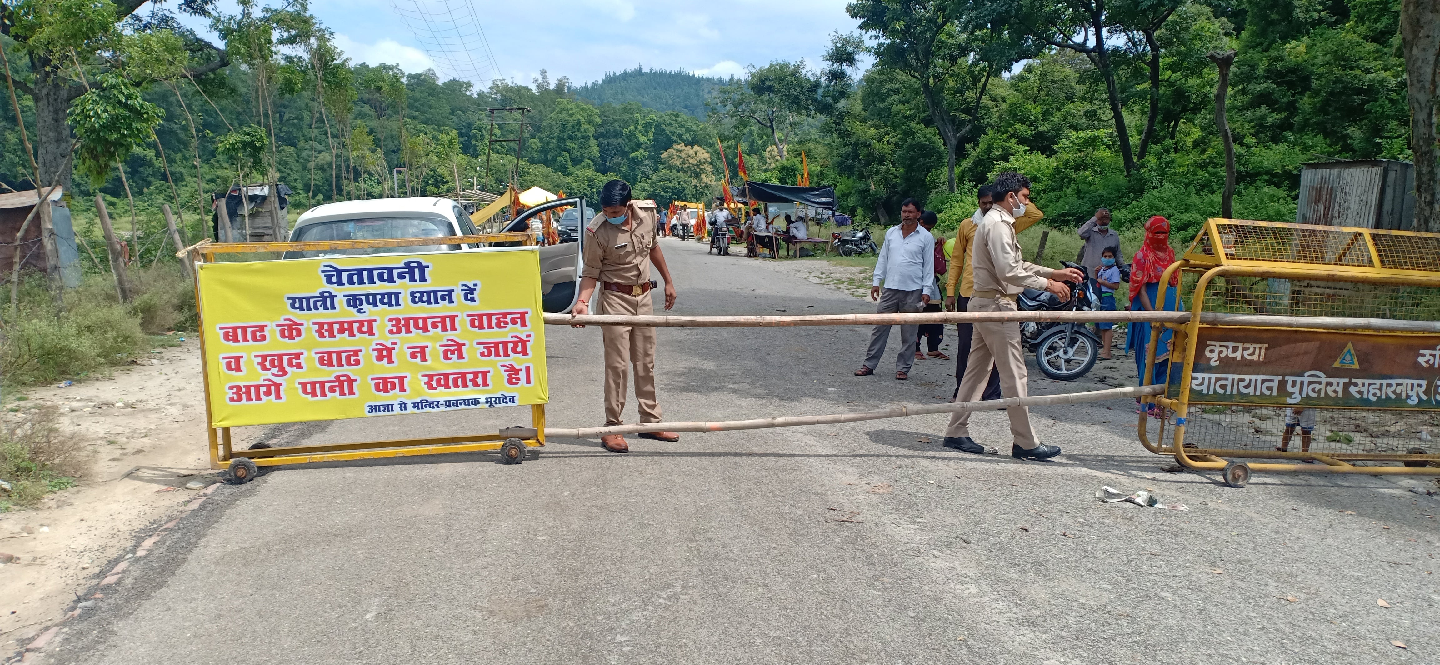 भूरादेव पे बल्ली लगाकर वाहनों को रोकते चौकी इंचार्ज भूरादेव पे बल्ली लगाकर वाहनों को रोकते चौकी इंचार्ज