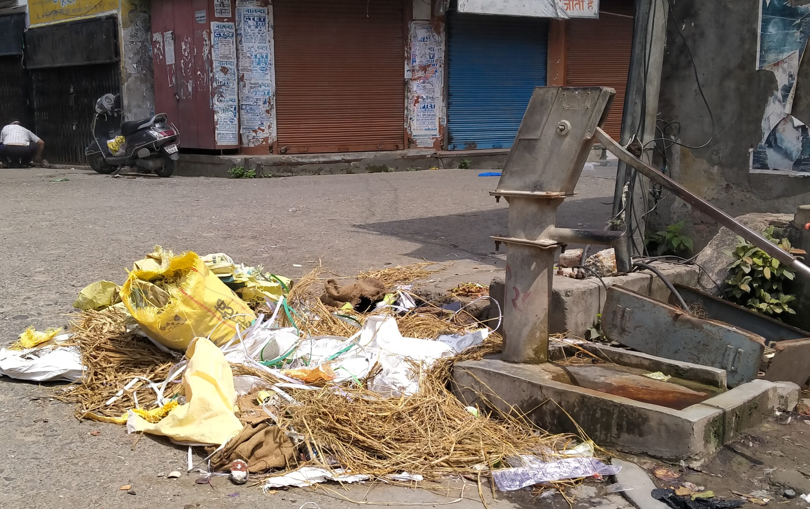 सफाई कर्मचारियों की हड़ताल के चलते सरकारी नल के पास लगा गदंगी का ढ़ेर। सफाई कर्मचारियों की हड़ताल के चलते सरकारी नल के पास लगा गदंगी का ढ़ेर।