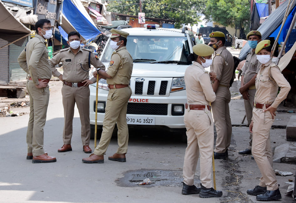 सहारनपुर  में मुहर्रम पर फुव्वारा चौक पुलिस के साथ मौजूद एसपी सिटी विनीत भटनागर।
