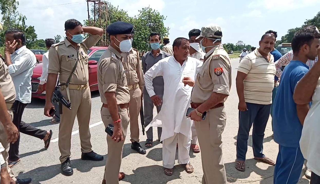 सड़क हादसे की लोगों से जानकारी लेती पुलिस सड़क हादसे की लोगों से जानकारी लेती पुलिस