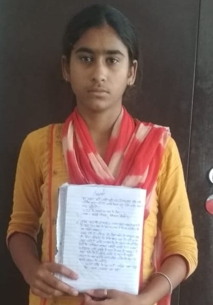 शामली हिंदी भाषा की ऑनलाइन श्लोगन निबंध प्रतियोगिता में भाग लेते बच्चे