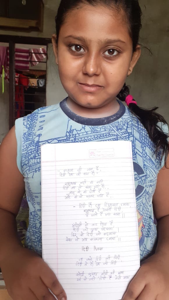 शामली हिंदी भाषा की ऑनलाइन श्लोगन निबंध प्रतियोगिता में भाग लेते बच्चे