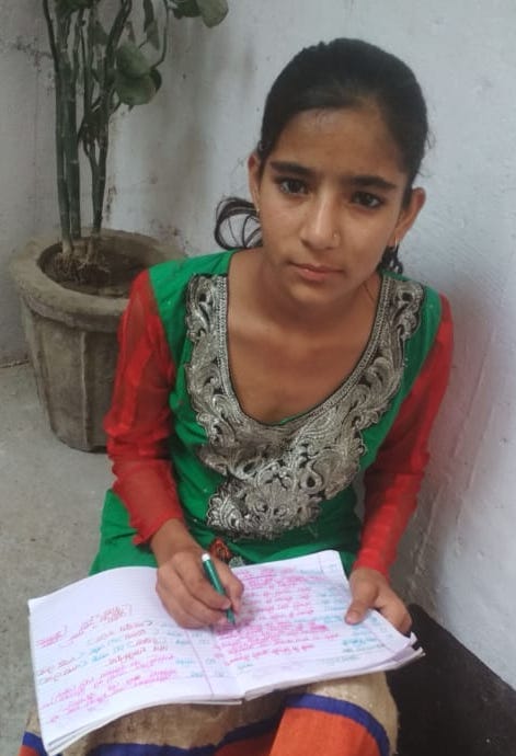 शामली हिंदी भाषा की ऑनलाइन श्लोगन निबंध प्रतियोगिता में भाग लेते बच्चे