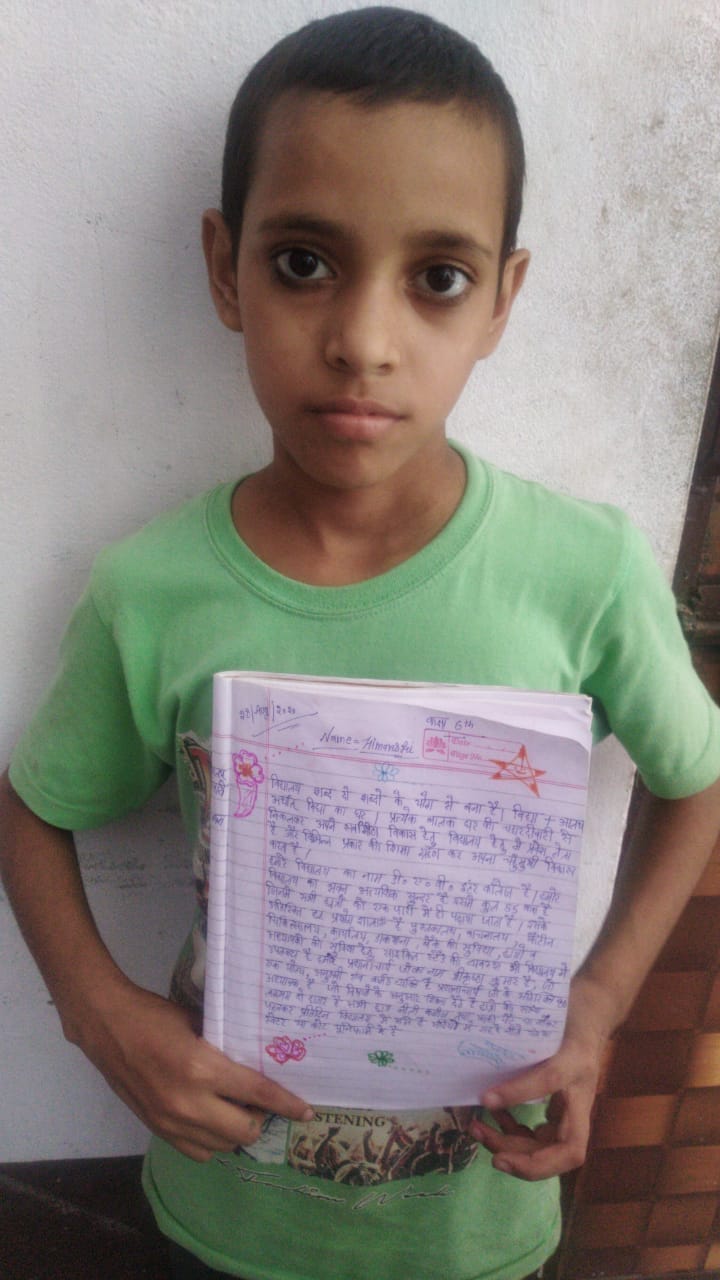 शामली हिंदी भाषा की ऑनलाइन श्लोगन निबंध प्रतियोगिता में भाग लेते बच्चे