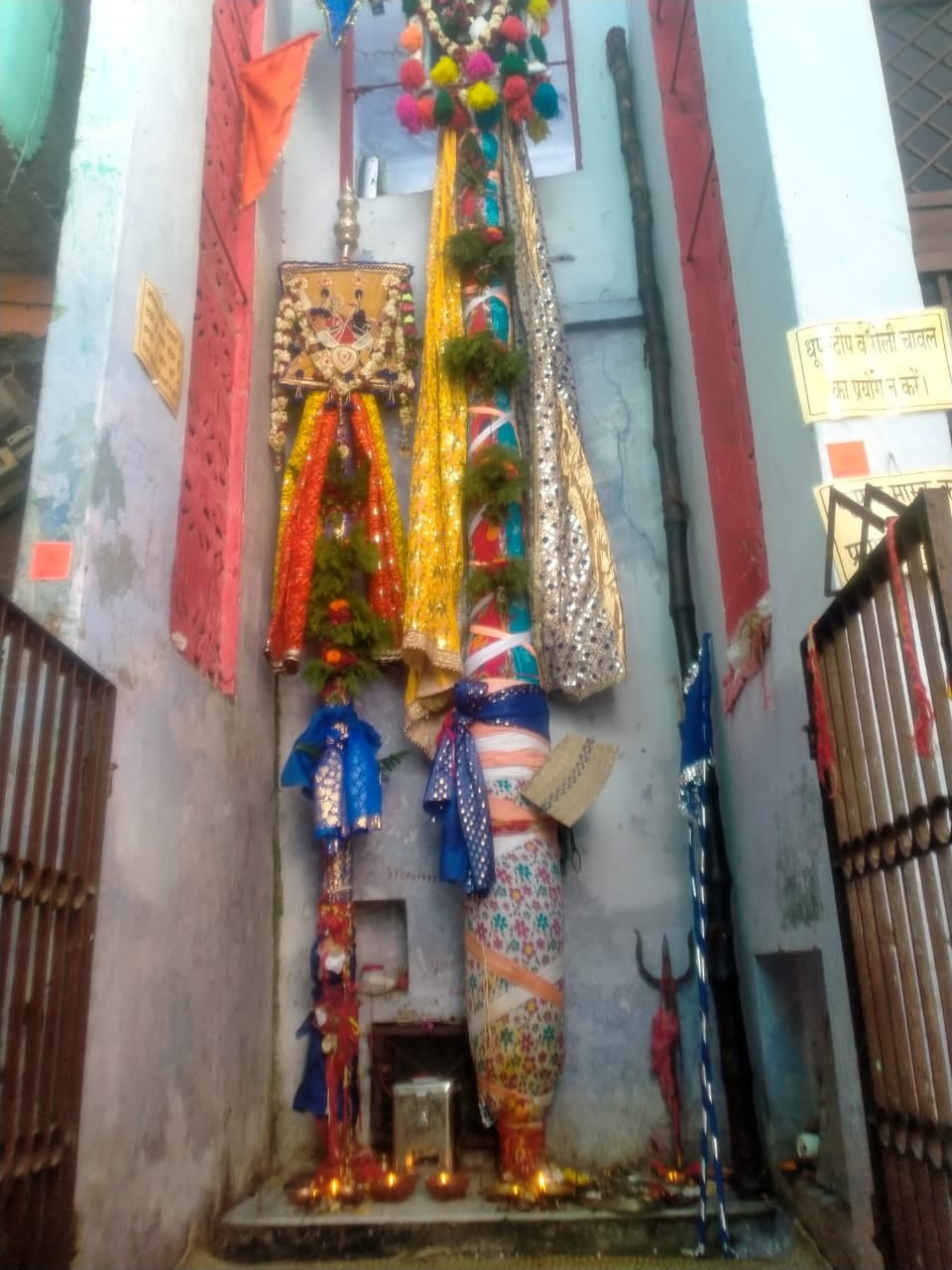 मोहल्ला गणपत सराय में अपने स्थान पर खड़े नेजा जी और सरदार छड़ी। मोहल्ला गणपत सराय में अपने स्थान पर खड़े नेजा जी और सरदार छड़ी।