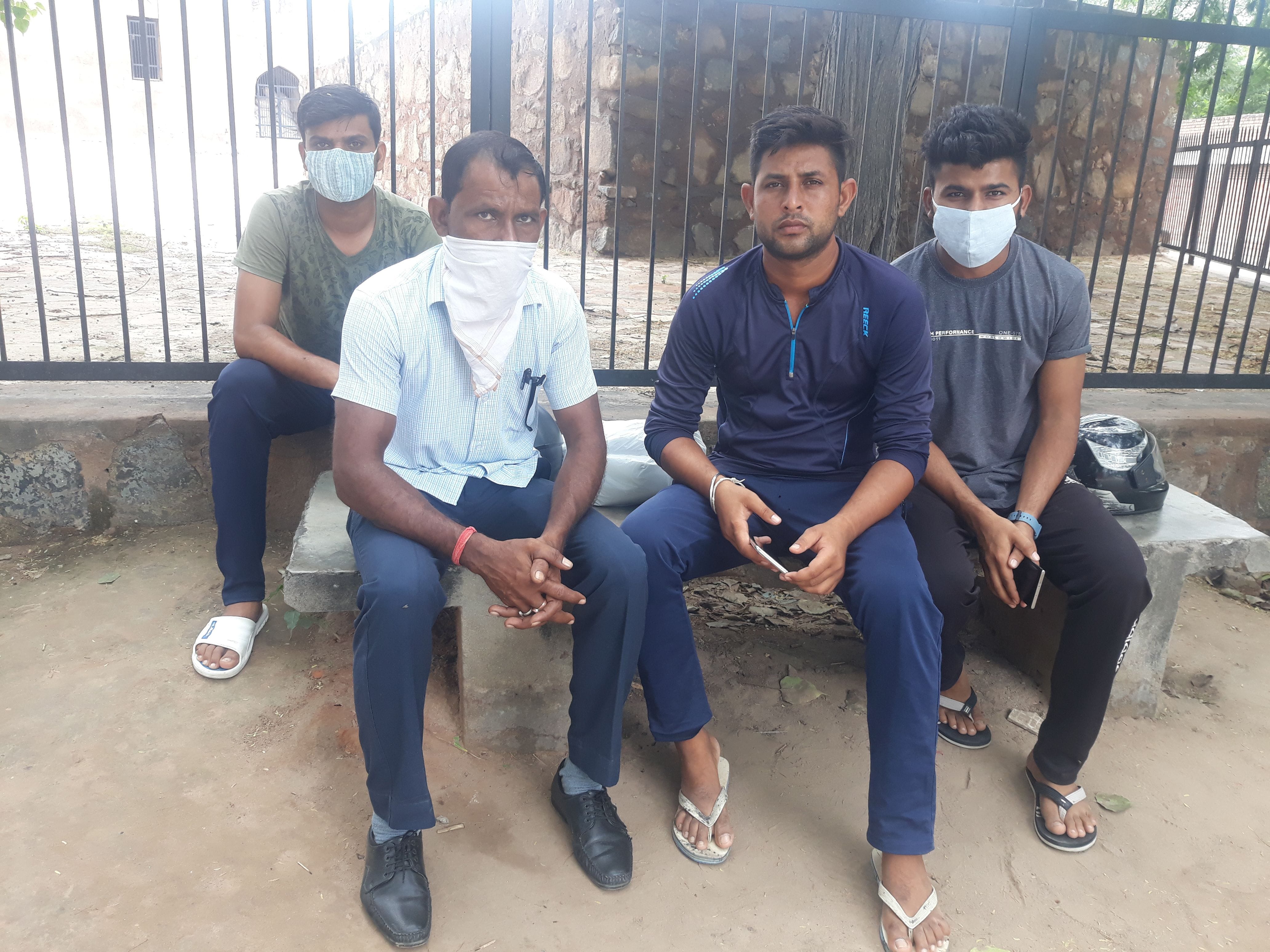 नागरिक अस्पताल में मोर्चरी के बाहर बैठे मृतक विनोद के परिजन जानकारी देते हुए। नागरिक अस्पताल में मोर्चरी के बाहर बैठे मृतक विनोद के परिजन जानकारी देते हुए।