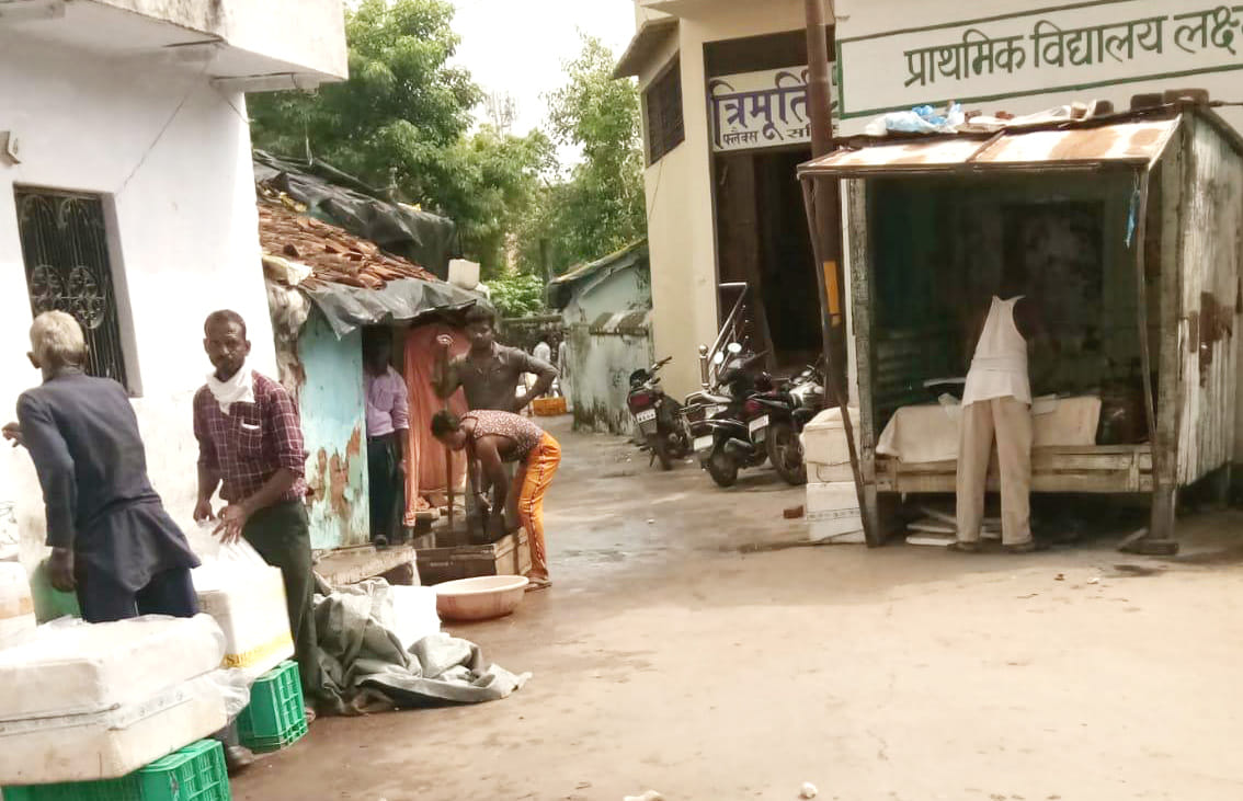 मोहल्ला लछमीपुरा स्थित गुरुद्वारा व पिपलेश्वर महादेव मंदिर के पास खुले में हो रहा मछली का व्याप?
