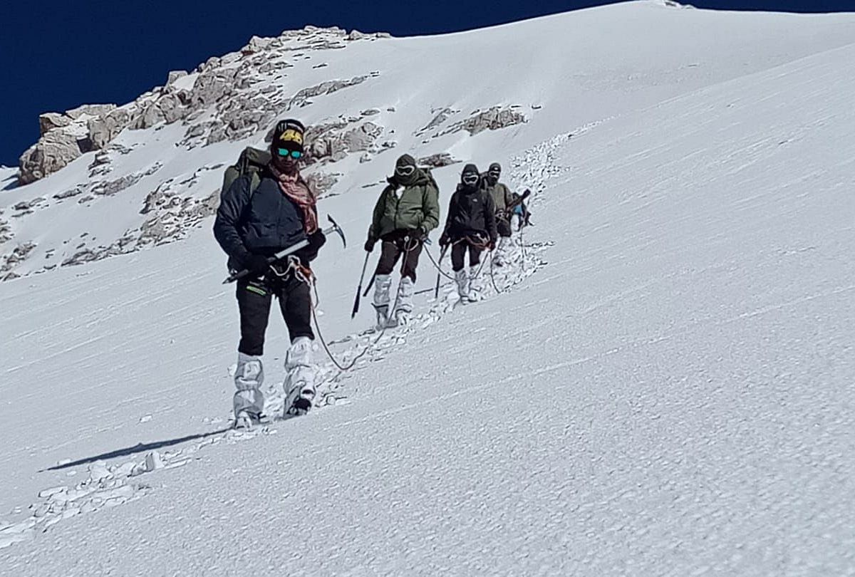 Itbp Mountaineering Expedition Climbs Leo Pargil - आईटीबीपी के जवानों ने  22,222 फीट ऊंची लियो पारगिल चोटी की फतह - Amar Ujala Hindi News Live