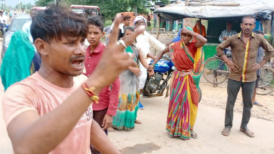 फोटो- 14- चरवाहे के गायब होने के बाद मानिकपुर- मुख्यालय मार्ग पर जाम के दौरान आक्रोश व्यक्त करते परि? फोटो- 14- चरवाहे के गायब होने के बाद मानिकपुर- मुख्यालय मार्ग पर जाम के दौरान आक्रोश व्यक्त करते परि?