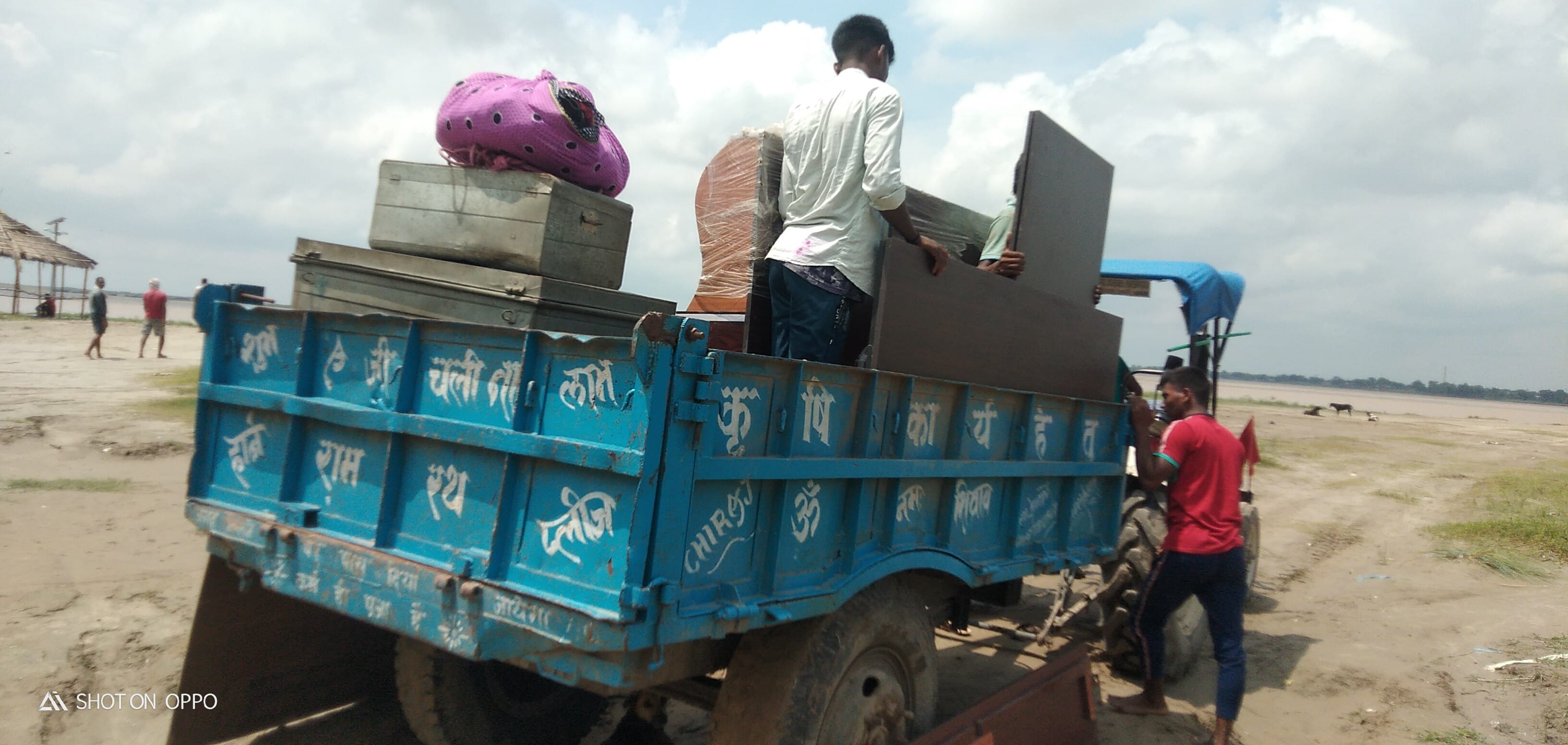 गंगा में लगातार बढ़ते पानी से भयभीत होकर अपने सामानों को सुरक्षित स्थान पर पहुंचाने में जुटे बाढ?