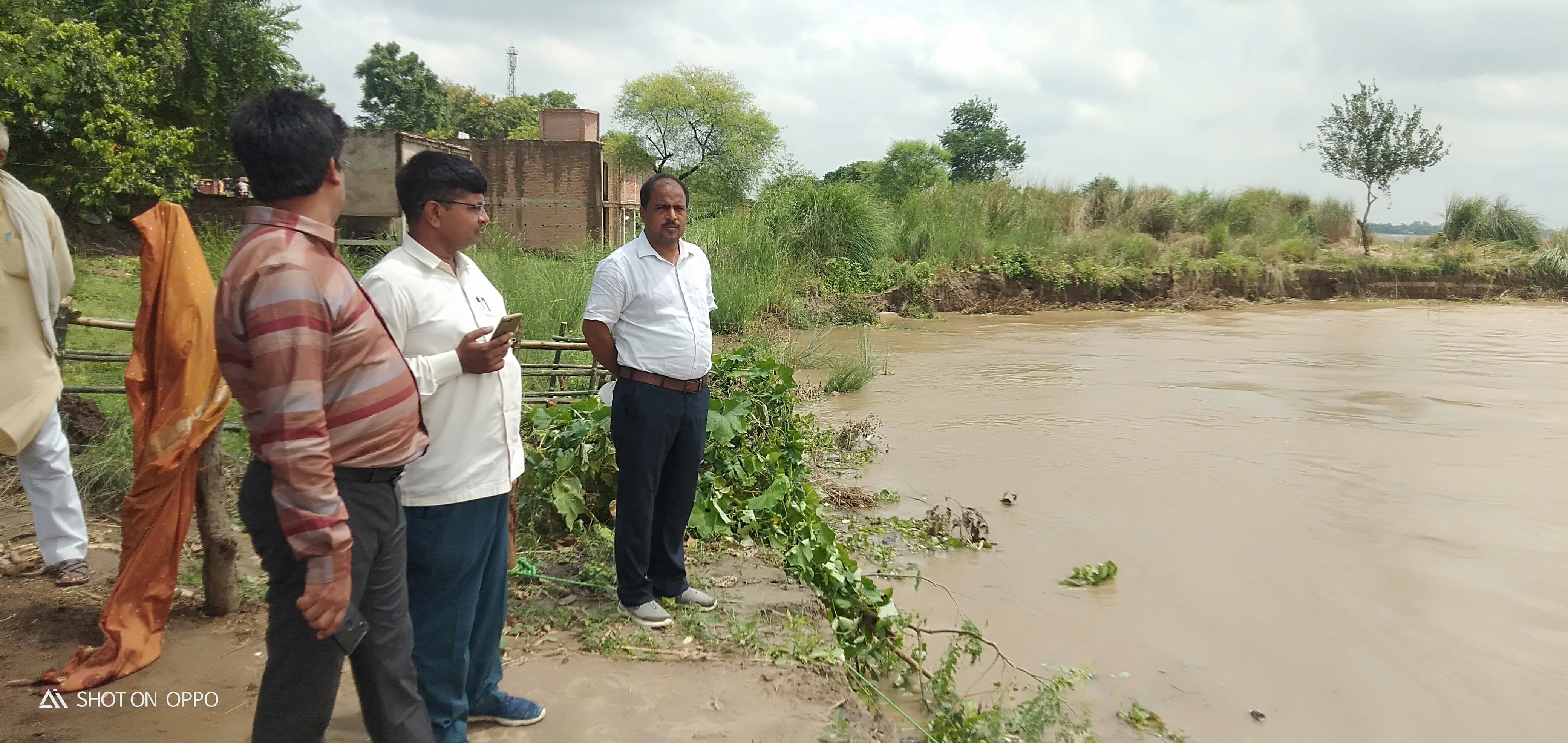 गंगापुर डगरा के सुमित फ्लडफाइटिंग के तहत हो रहे कार्यों का निरीक्षण करते एसडीओ कमलेश कुमार।
