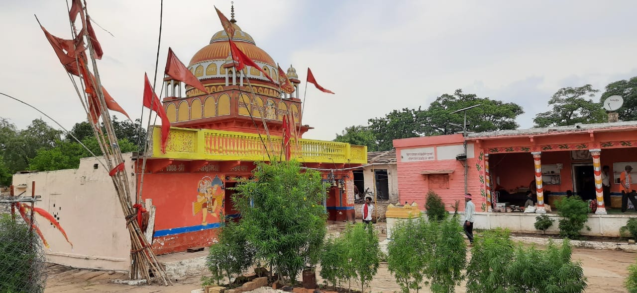 पांडव वन में स्थित प्राचीन सूरजमुखी हनुमानजी का मंदिर पांडव वन में स्थित प्राचीन सूरजमुखी हनुमानजी का मंदिर