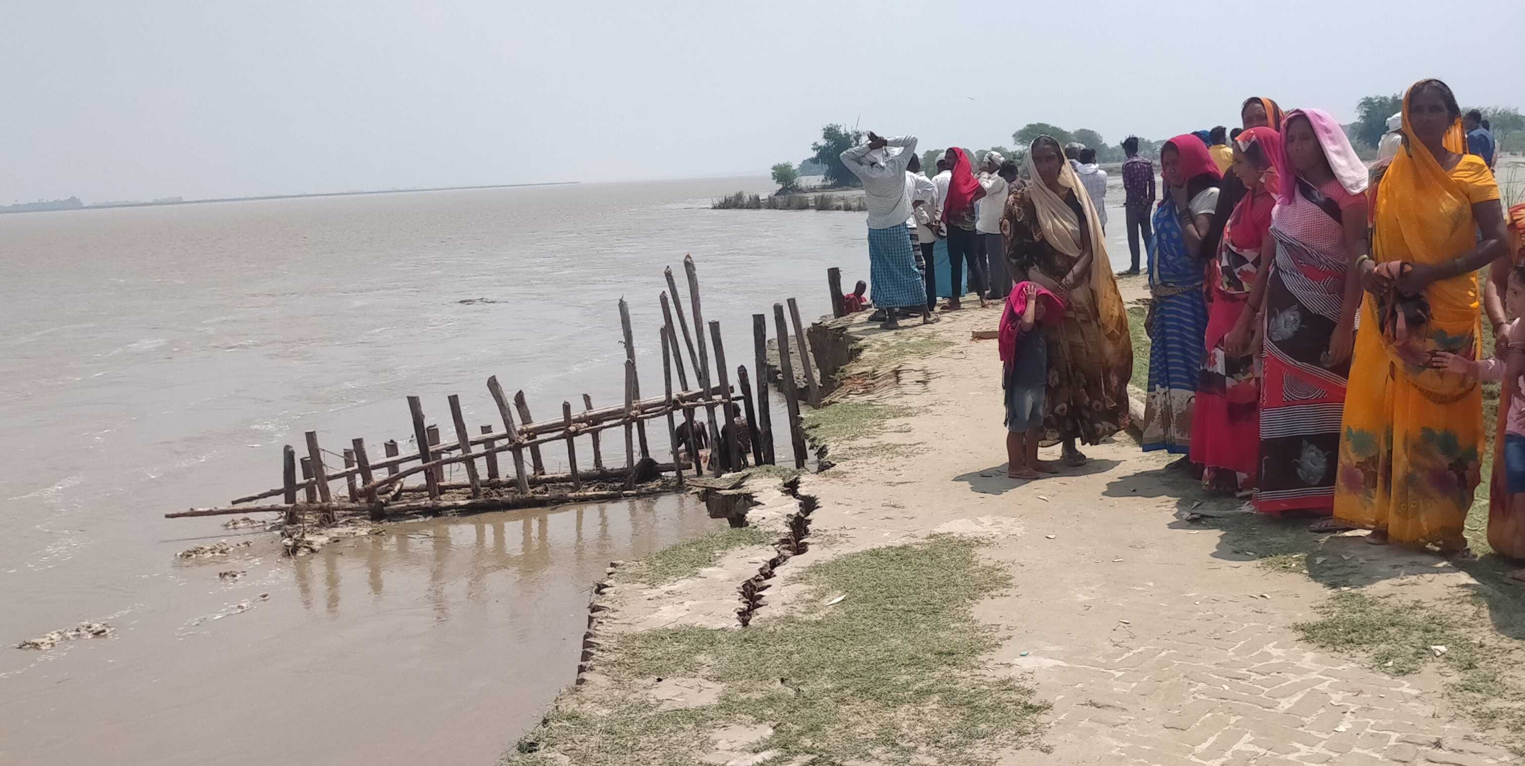 गागेपुर परसिया रिंग बांध 300 मीटर लंबा कटा। गागेपुर परसिया रिंग बांध 300 मीटर लंबा कटा।