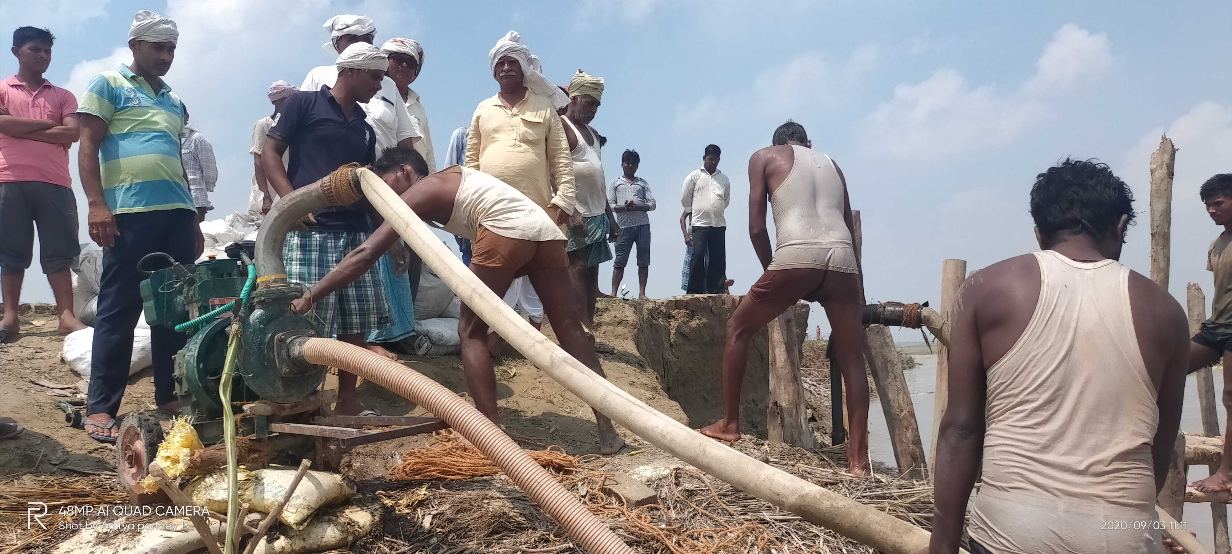 कट रहे रिंग बांध को बनाते मजदूर। कट रहे रिंग बांध को बनाते मजदूर।