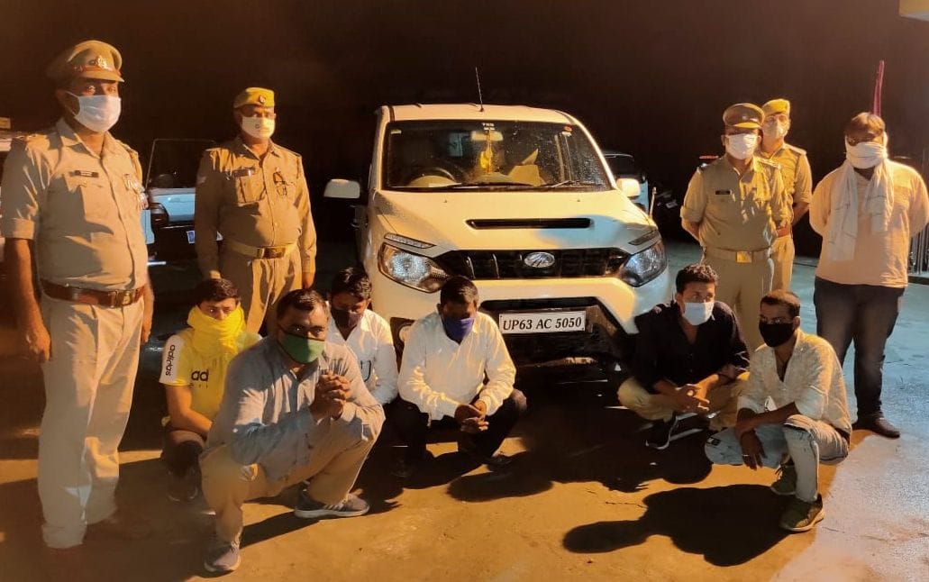 रायबरेली में बुधवार को पकड़े गए अपहरणकर्ताओं और वरामद वाहन के साथ ऊंचाहार कोतवाल पंकज तिवारी और ? रायबरेली में बुधवार को पकड़े गए अपहरणकर्ताओं और वरामद वाहन के साथ ऊंचाहार कोतवाल पंकज तिवारी और ?