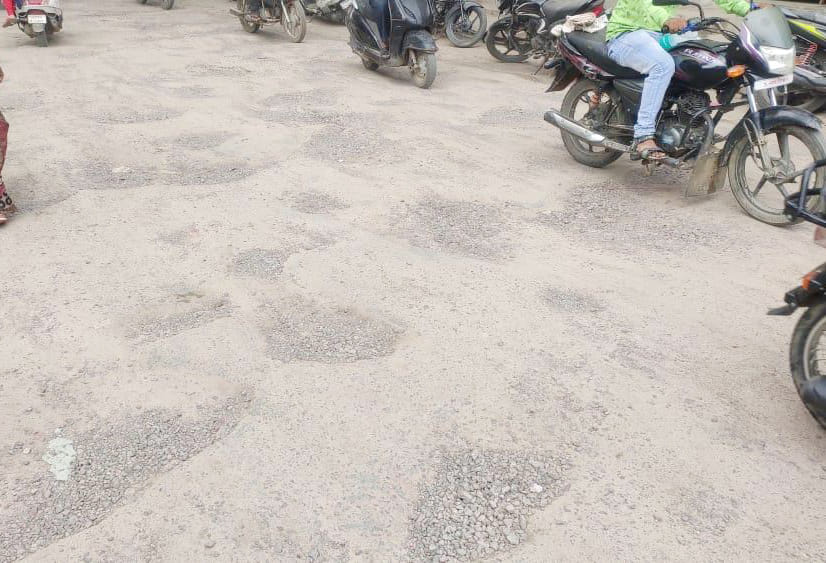 गढ्डों में तब्दील शहर के मुख्य बाजार की सड़क गढ्डों में तब्दील शहर के मुख्य बाजार की सड़क