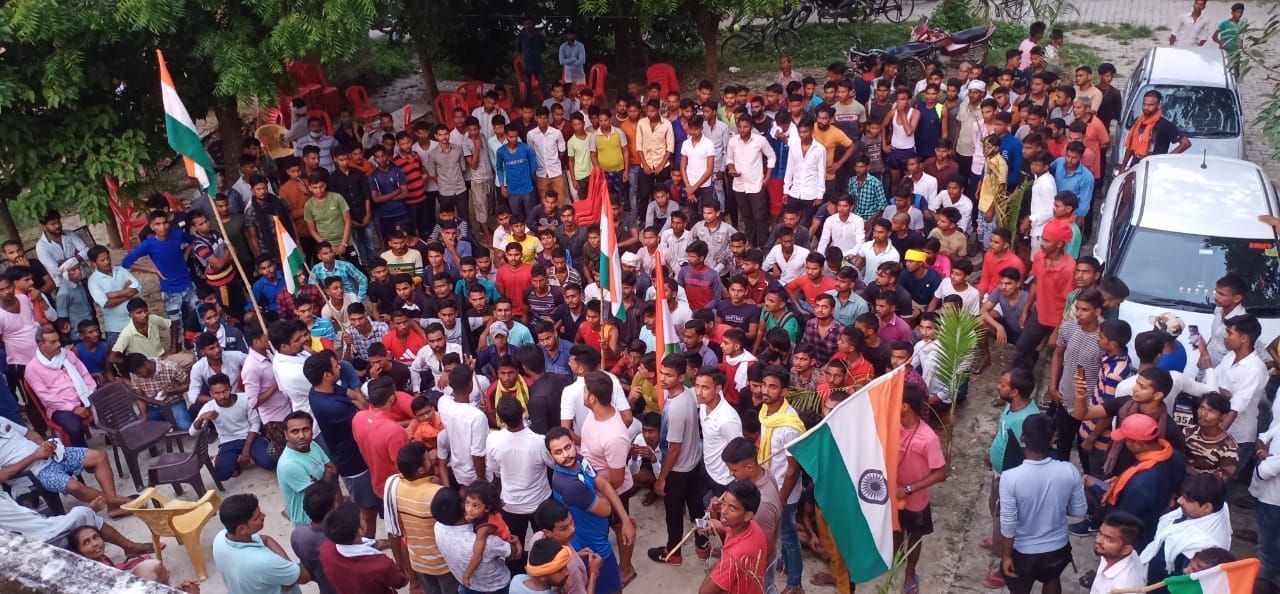 कुंडा के कनावा में डियूटी के दौरान मृत सेना के जवान रवि शंकर के शव के इंतजार में जुटी भीड़।