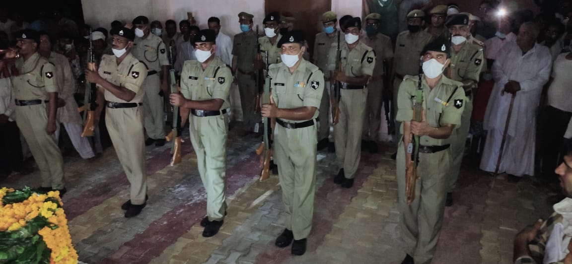 लांक गांव में विकास कुमार के अंतिम संस्कार पर सलामी देते बीएसएफ जवान।