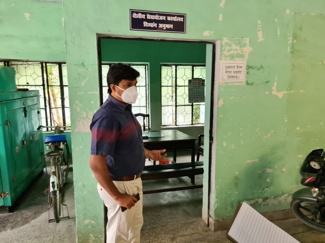 निरीक्षण में जिलाधिकारी आंद्रा वामसी को सेवायोजन कार्यालय में पसरा मिला सन्नाटा। 