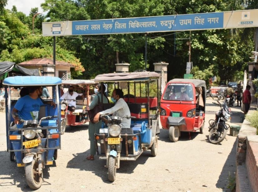 रुद्रपुर जिला अस्पताल गेट पर खड़े ई-रिक्शा। रुद्रपुर जिला अस्पताल गेट पर खड़े ई-रिक्शा।