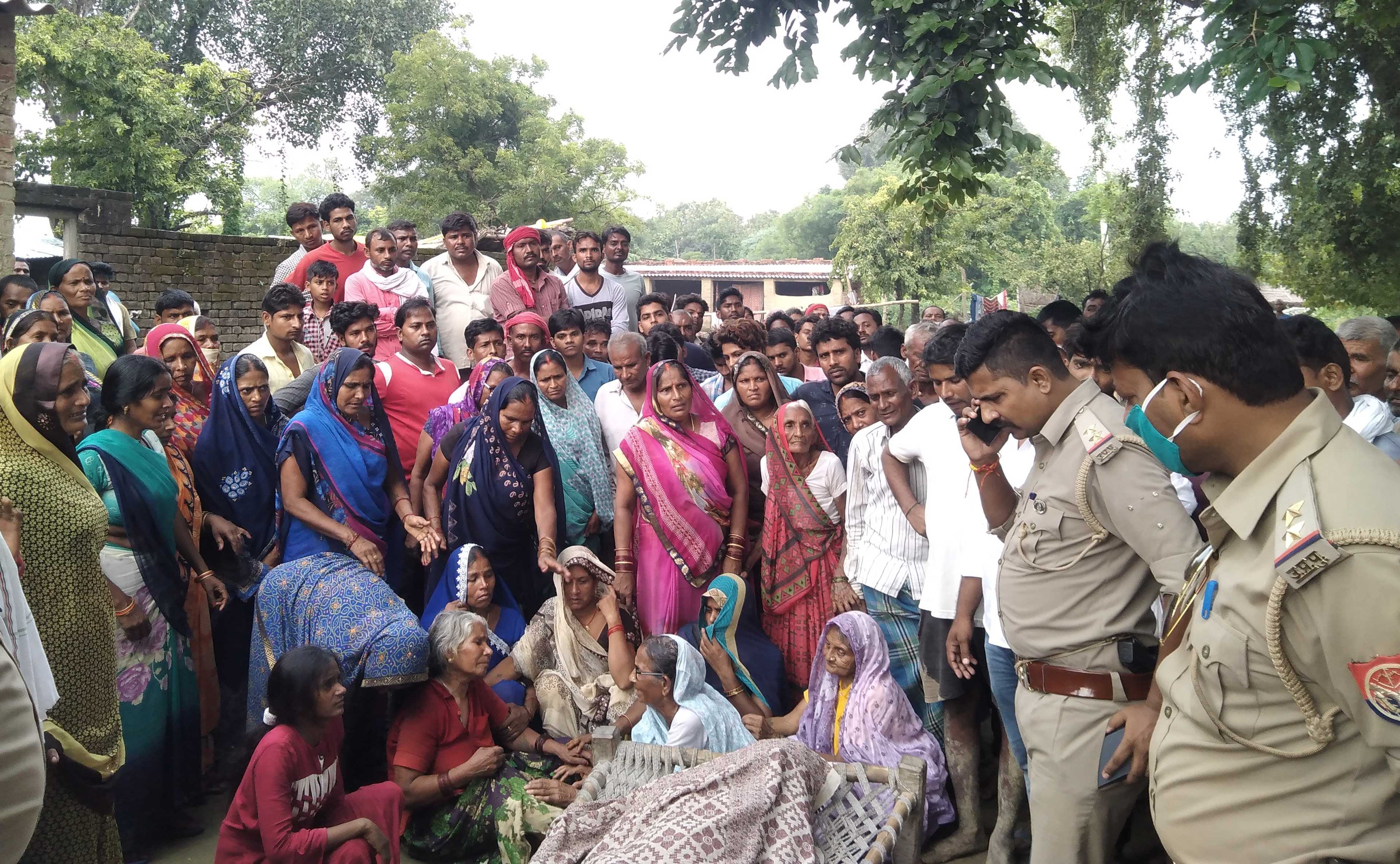 ोलनापुर मदारबख्श में युवक की मौत, रोते-बिलखते परिजन और महिलाओं की भीड़। घटना की जानकारी लेती पुलि ोलनापुर मदारबख्श में युवक की मौत, रोते-बिलखते परिजन और महिलाओं की भीड़। घटना की जानकारी लेती पुलि