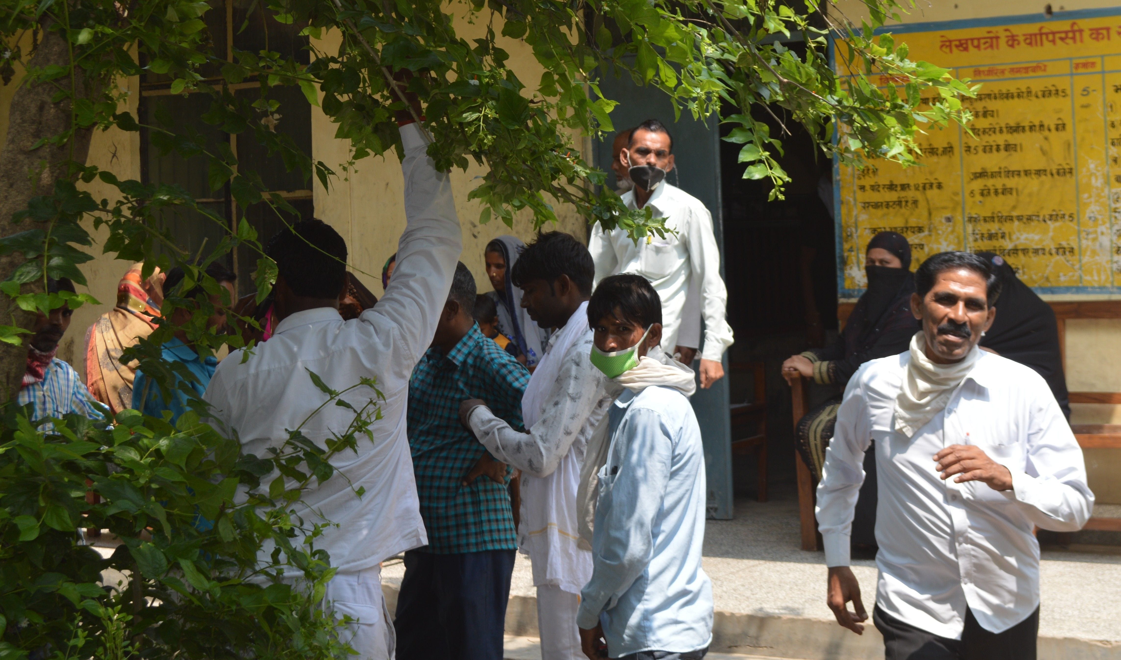तहसील परिसर स्थित रजिस्ट्री कार्यालय के बाहर लगी भीड़ नही हो रहा सोशल डिस्टेसिंग का पालन।