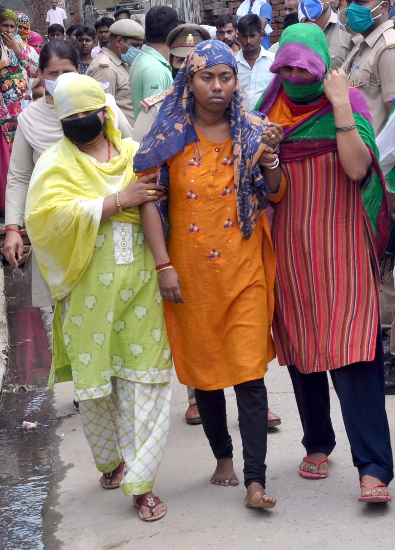 शामली क्षेत्र के गांव लांक में डीएम एसपी के सामने ब्यान देने जाती जवान की पत्नी पंपा देवी शामली क्षेत्र के गांव लांक में डीएम एसपी के सामने ब्यान देने जाती जवान की पत्नी पंपा देवी