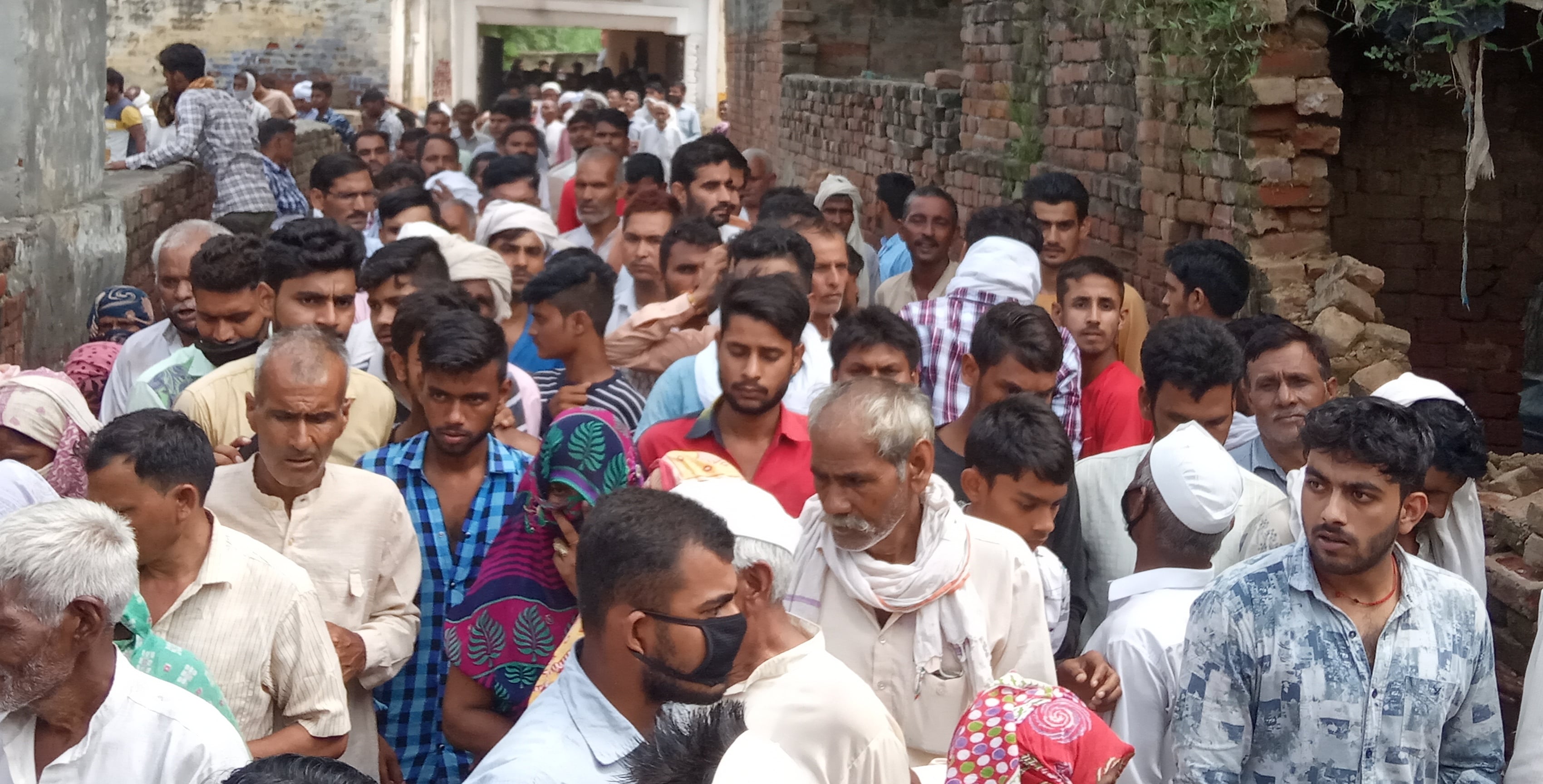 ामली क्षेत्र के गांव लांक में पंचायत से वापिस लोटते लोग ामली क्षेत्र के गांव लांक में पंचायत से वापिस लोटते लोग