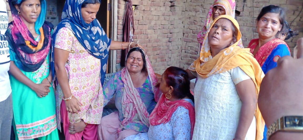 युवक की मौत पर विलाप करती महिलाएं युवक की मौत पर विलाप करती महिलाएं